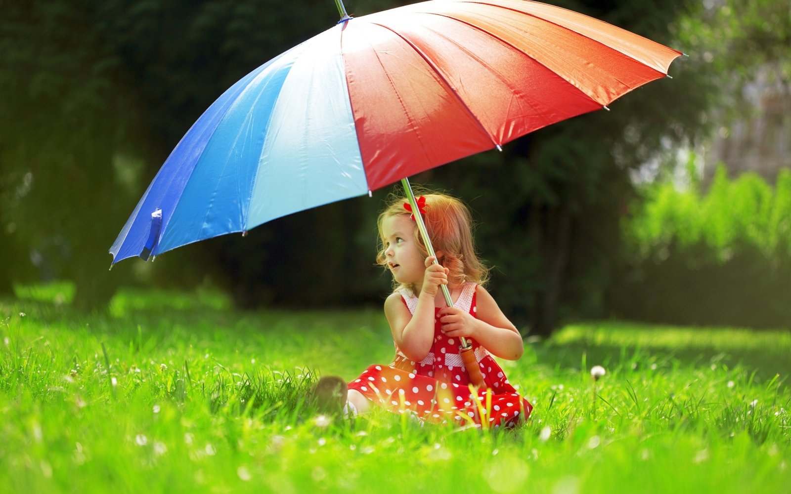Beautiful-cute-baby-girl-with-umbrella.jpg